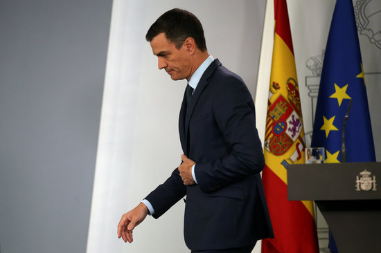 Spanish president Pedro Sánchez leaves the lectern on January 26 2019 (by Reuters)